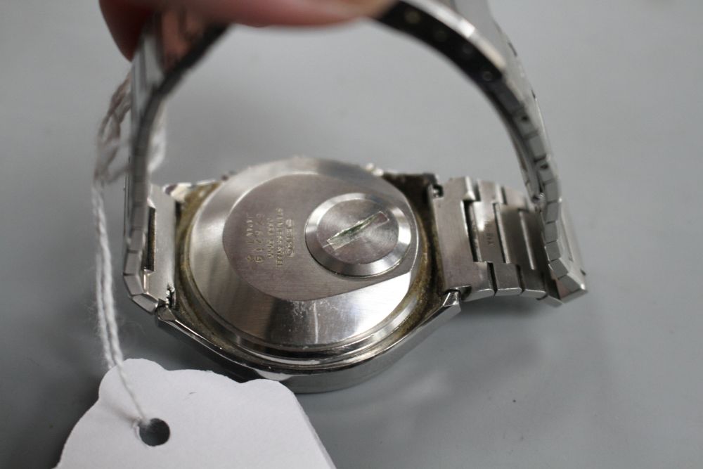 A gentlemans stainless steel Seiko Quartz LC digital watch, on stainless steel Seiko bracelet, no box or paperwork.